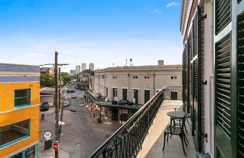 Faubourg Marigny Apartamento | Modern Marigny Apt with Balcony & views of The French Quarter.