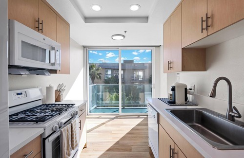 Marina del Rey Apartamento | Modern Marina: Chic Design & Coastal Comfort