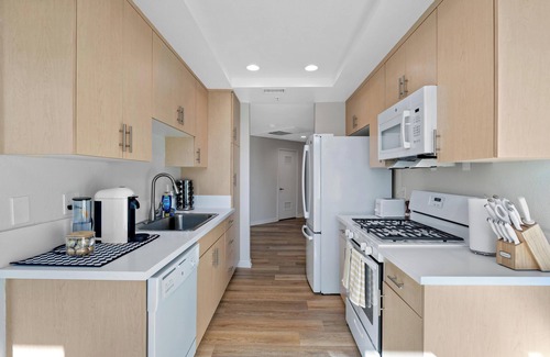 Marina del Rey Apartamento | Modern Marina: Chic Design & Coastal Comfort