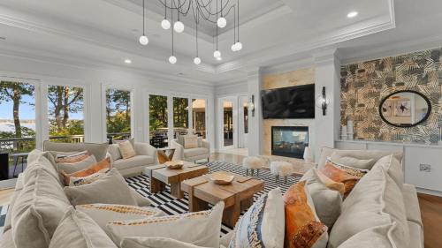 Denver Casa | Modern Masterpiece by AvantStay Waterfront Private Dock