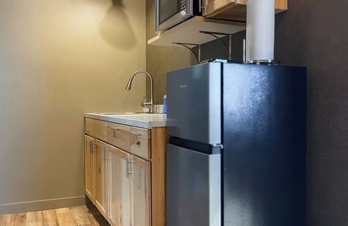 De Smet Apartamento | Modern meets historic charm! Unique stay in historic little town on the prairie