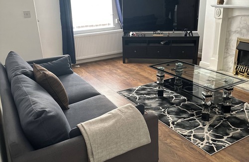 Blyth Casa | Modern Minimalist Spacious 3br Blyth Home
