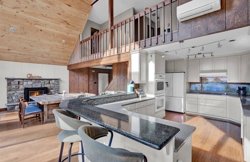 Gouldsboro Chalet De Esquí | Modern Mountain Chalet in Big Bass Lake | Hot tub