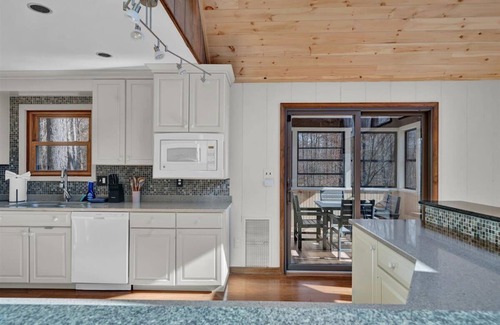 Gouldsboro Chalet De Esquí | Modern Mountain Chalet in Big Bass Lake | Hot tub