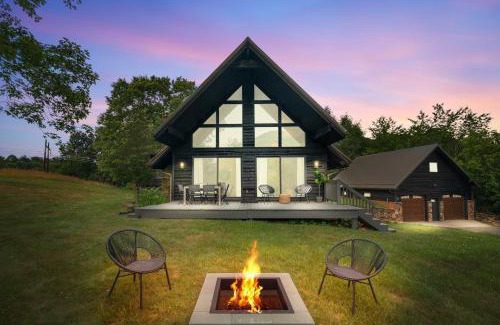 Leicester Casa | Modern Mountain Cabin by AvantStay Hot Tub