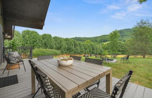 Leicester Casa | Modern Mountain Cabin by AvantStay Hot Tub