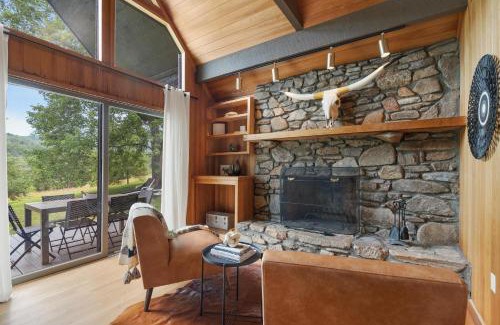 Leicester Casa | Modern Mountain Cabin by AvantStay Hot Tub