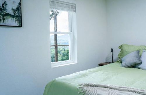 Waynesville Casa | Modern Mountain Cabin - Spectacular Views at 3100 ft