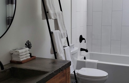 Silver Star Mountain Cama Y Desayuno | Modern Mountain Escape BnB Near Silver Star Mountain Ski Resort & Sovereign Lk