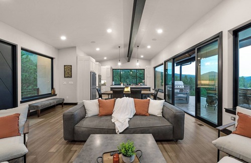 Cripple Creek Casa | Modern Mountain Retreat with Sauna and Spectacular views.