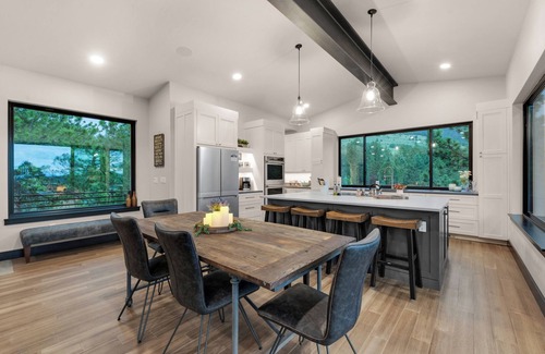 Cripple Creek Casa | Modern Mountain Retreat with Sauna and Spectacular views.