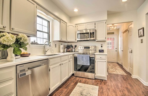 Chester Gap Casa | Modern Mountain Retreat w/ Deck + Hot Tub!