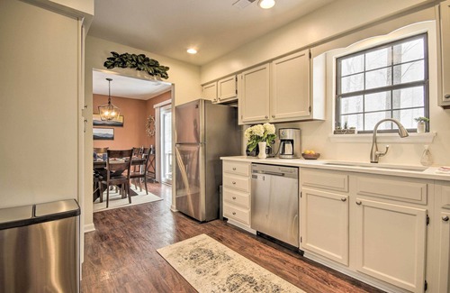 Chester Gap Casa | Modern Mountain Retreat w/ Deck + Hot Tub!