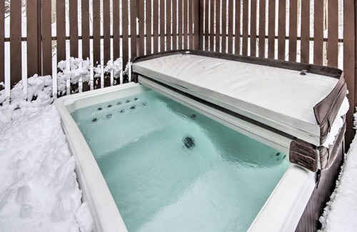 Chester Gap Casa | Modern Mountain Retreat with Deck and Hot Tub!