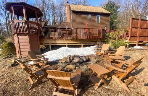 Chester Gap Casa | Modern Mountain Retreat with Deck and Hot Tub!