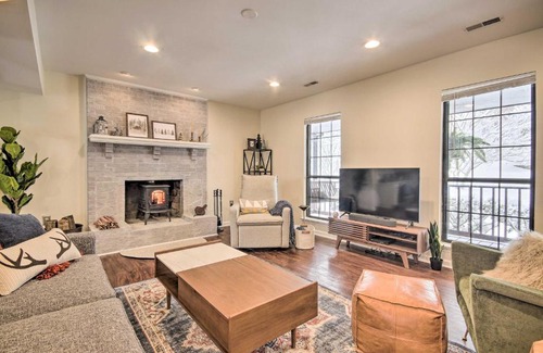 Chester Gap Casa | Modern Mountain Retreat with Deck and Hot Tub!