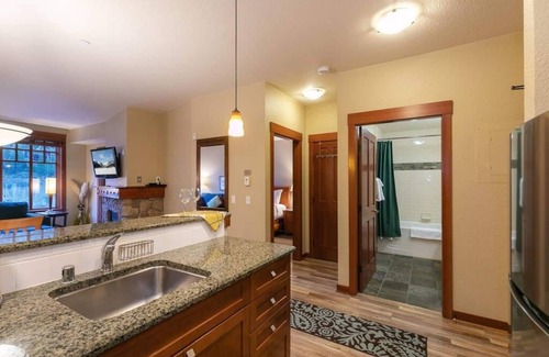 Olympic Valley Condominio | Modern Mountain Condo | Steps from Palisades Tahoe Lift + Village!