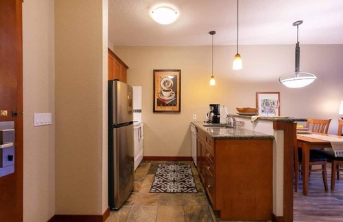 Olympic Valley Condominio | Modern Mountain Condo | Steps from Palisades Tahoe Lift + Village!