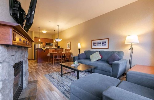 Olympic Valley Condominio | Modern Mountain Condo | Steps from Palisades Tahoe Lift + Village!