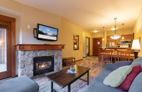 Olympic Valley Condominio | Modern Mountain Condo | Steps from Palisades Tahoe Lift + Village!