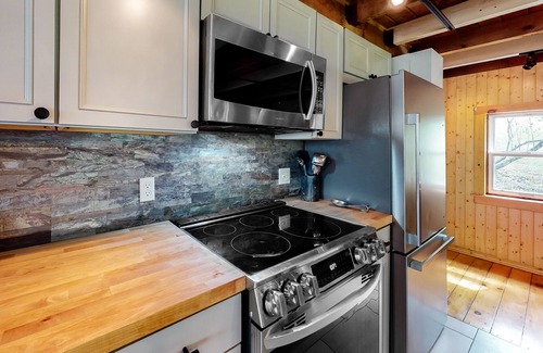 Eastern Vermont Casa | Modern mountain view cottage with full kitchen, W/D, firepit, & fast WiFi