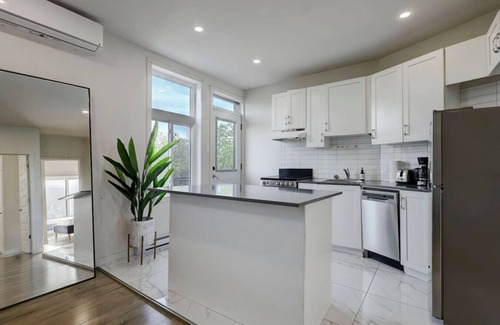 Cote-Des-Neiges—Notre-Dame-De-Grace Apartamento | Modern MTL Getaway– A Sleek NDG Escape