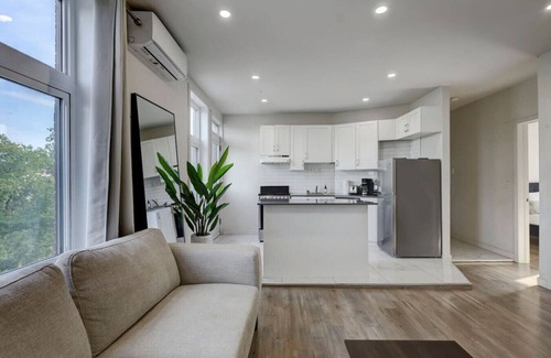 Cote-Des-Neiges—Notre-Dame-De-Grace Apartamento | Modern MTL Getaway– A Sleek NDG Escape