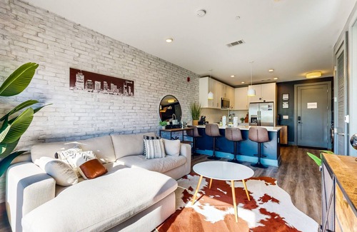 Rolling Mill Hill Condominio | Modern Muse downtown condo with private balcony, central AC, & rooftop lounge