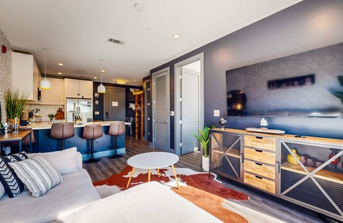 Rolling Mill Hill Condominio | Modern Muse downtown condo with private balcony, central AC, & rooftop lounge