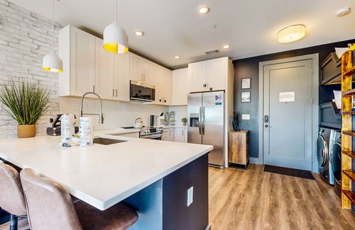 Rolling Mill Hill Condominio | Modern Muse downtown condo with private balcony, central AC, & rooftop lounge