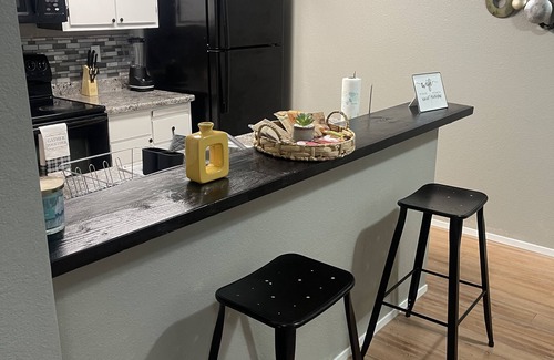South Natomas Condominio | Modern Natomas Gem: Sleeps 5 with access to Gym/Pool.