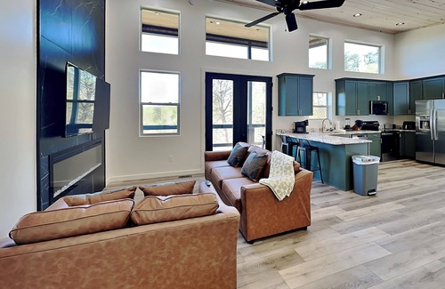 Gatlinburg - Pigeon Forge Cabina | Modern New-Built Cabin in Smoky Cove, Pet-Friendly w. Pool + Hot Tub!