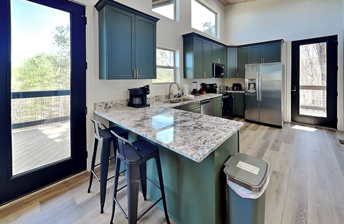 Gatlinburg - Pigeon Forge Cabina | Modern New-Built Cabin in Smoky Cove, Pet-Friendly w. Pool + Hot Tub!