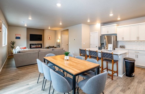 Old Farm District Casa | Modern New Construction, Work From Home, Families Welcome, Hikes, Rivers, Parks