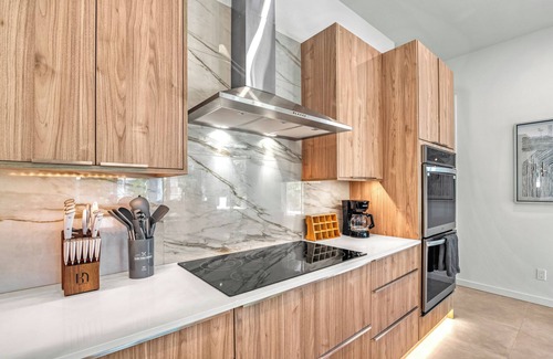 Arlington Park Casa | Modern New Home - Private Pool, Spa, Rooftop Deck, Game Room, & More!