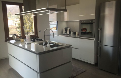 Sulzano Apartamento | Nueva casa moderna con increíbles vistas al lago a poca distancia del lago y la ciudad