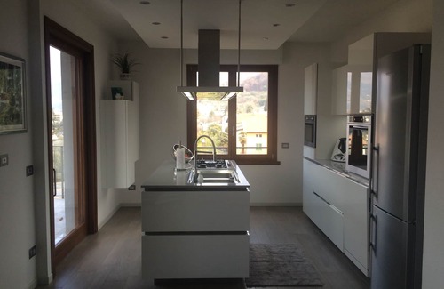 Sulzano Apartamento | Nueva casa moderna con increíbles vistas al lago a poca distancia del lago y la ciudad