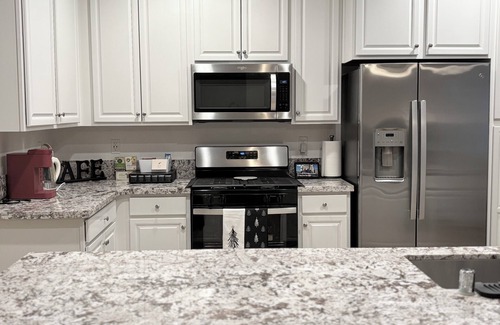 Reedley Casa | Modern Newly Built 3 BD with 4 beds/2 BA Home - Near 3 Nat. Parks & 3 major HWYs