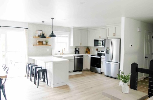 New Holland Casa | Modern~Newly renovated * hot tub * game room