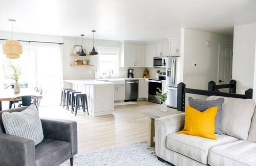 New Holland Casa | Modern~Newly renovated * hot tub * game room