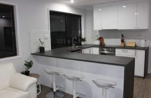 Brighton Casa | Modern newly renovated home with pool!
