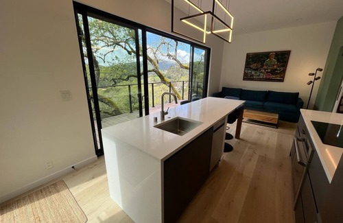 Sleepy Hollow Apartamento | Modern Oasis in San Anselmo - Stunning Views & Ultimate Privacy
