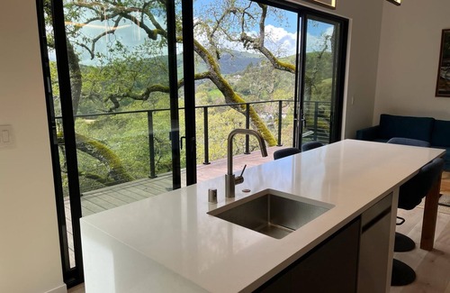 Sleepy Hollow Apartamento | Modern Oasis in San Anselmo - Stunning Views & Ultimate Privacy