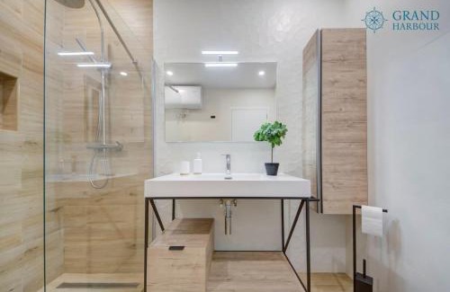 San Gwann Apartamento | Modern Oasis Luxe with BigYard