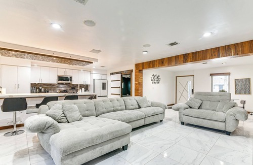 Southbelt/Ellington Casa | Modern Oasis w/ Outdoor Lounge in Houston!