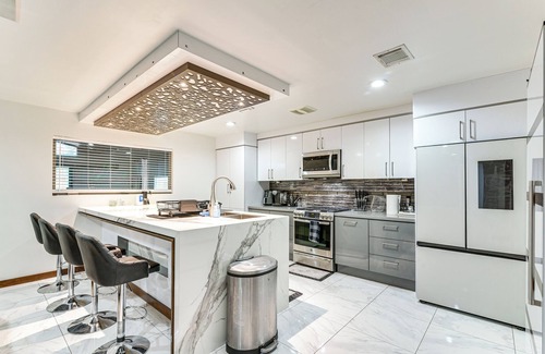 Southbelt/Ellington Casa | Modern Oasis w/ Outdoor Lounge in Houston!
