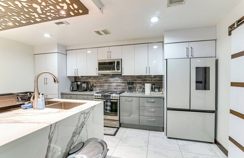Southbelt/Ellington Casa | Modern Oasis w/ Outdoor Lounge in Houston!