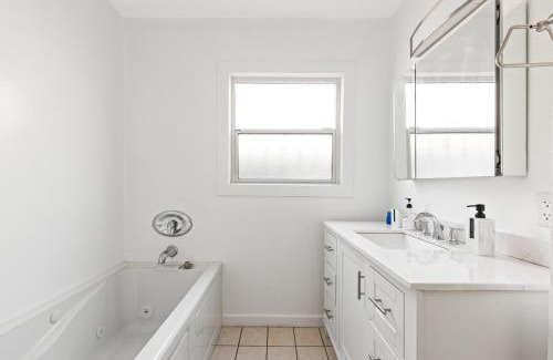 Burbank Casa | Modern Oasis with Pool & Jacuzzi near Universal Studios