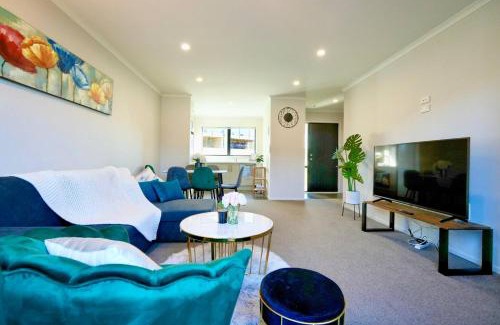 Hamilton Casa | Modern Oasis with Spa close to shopping centres