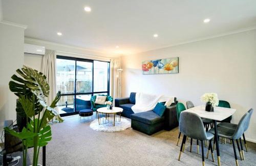 Hamilton Casa | Modern Oasis with Spa close to shopping centres